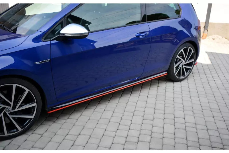 Maxton Design Seitenschweller (Paar) V.2 für VW Golf 7 R-Line / R Facelift ab 03/2017 Hochglanz schwarz mit roten Streifen – Ansicht 4