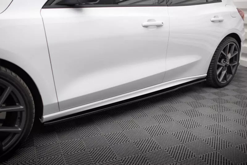 Maxton Design Seitenschweller (Paar) V.3 für Ford Focus ST-Line Mk4 Hochglanz schwarz – Ansicht 1