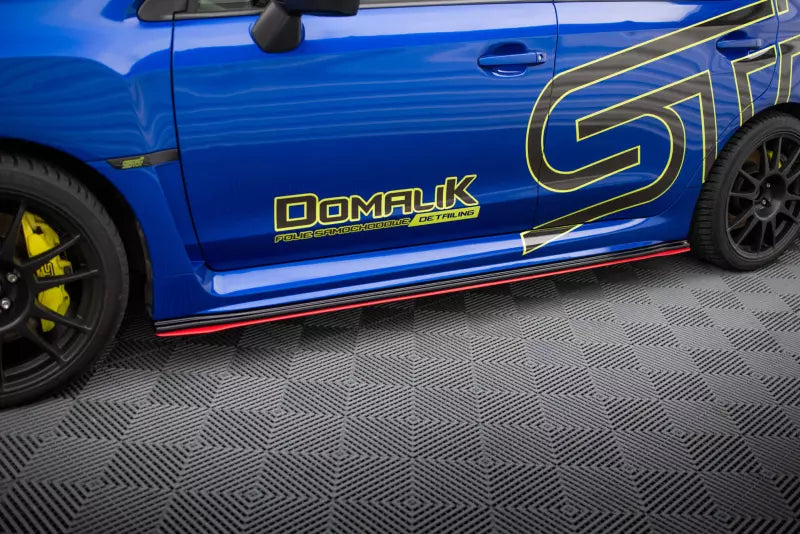 Maxton Design Seitenschweller (Paar) V.4 für Subaru Impreza WRX STI 2014-2021 Hochglanz schwarz mit roten Streifen – Ansicht 1