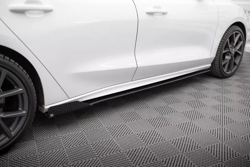 Maxton Design Street Pro Seitenschweller (Paar) für Ford Focus ST / ST-Line Mk4 matt schwarz mit Hochglanz Flaps – Ansicht 3