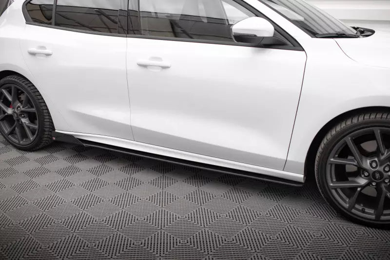 Maxton Design Street Pro Seitenschweller (Paar) für Ford Focus ST / ST-Line Mk4 matt schwarz mit Hochglanz Flaps – Ansicht 4