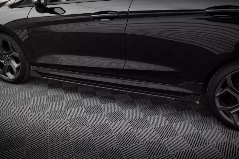 Maxton Design Street Pro Seitenschweller (Paar) V.2 für Ford Fiesta ST / ST-Line Mk8 matt schwarz mit Hochglanz Flaps – Ansicht 4