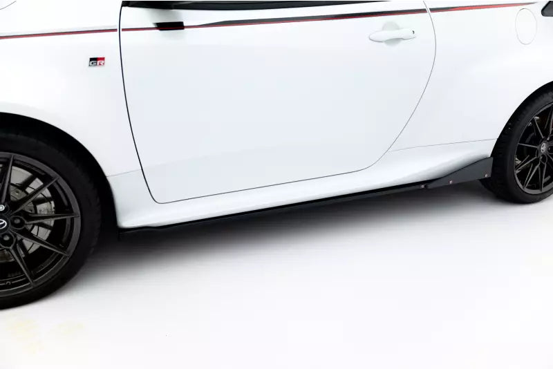 Maxton Design Seitenschweller (Paar) V.2 mit Flaps für Toyota GR Yaris Mk4 Hochglanz schwarz – Ansicht 1