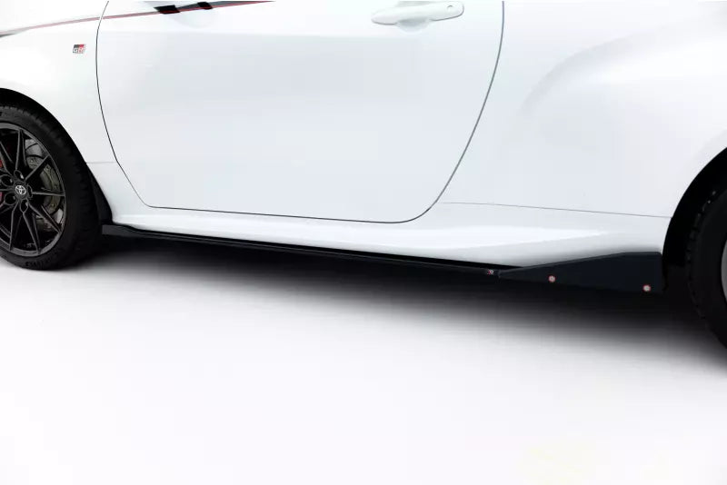 Maxton Design Seitenschweller (Paar) V.2 mit Flaps für Toyota GR Yaris Mk4 Hochglanz schwarz – Ansicht 3