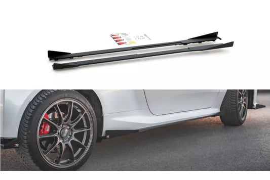 Maxton Design Street Pro Seitenschweller (Paar) für Toyota GR Yaris Mk4 matt schwarz mit Hochglanz Flaps – Ansicht 1