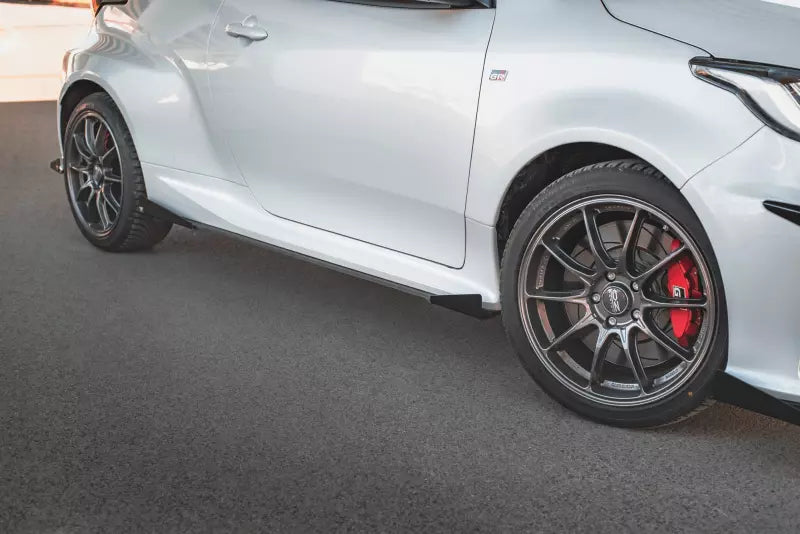 Maxton Design Street Pro Seitenschweller (Paar) für Toyota GR Yaris Mk4 matt schwarz mit Hochglanz Flaps – Ansicht 2