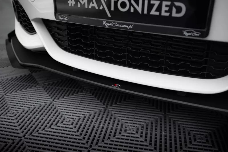 Maxton Design Street Pro Frontlippe V.3 für BMW 1er F20 M Paket Facelift / M140i schwarz + Glanz Flaps – Ansicht 3
