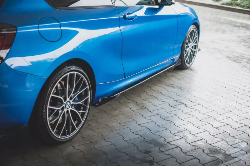 Maxton Design Street Pro Seitenschweller (Paar) für BMW 1er F21 M135i / M140i / M Paket matt schwarz mit Hochglanz Flaps – Ansicht 3