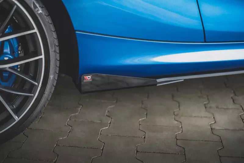 Maxton Design Street Pro Seitenschweller (Paar) für BMW 1er F21 M135i / M140i / M Paket matt schwarz mit Hochglanz Flaps – Ansicht 4