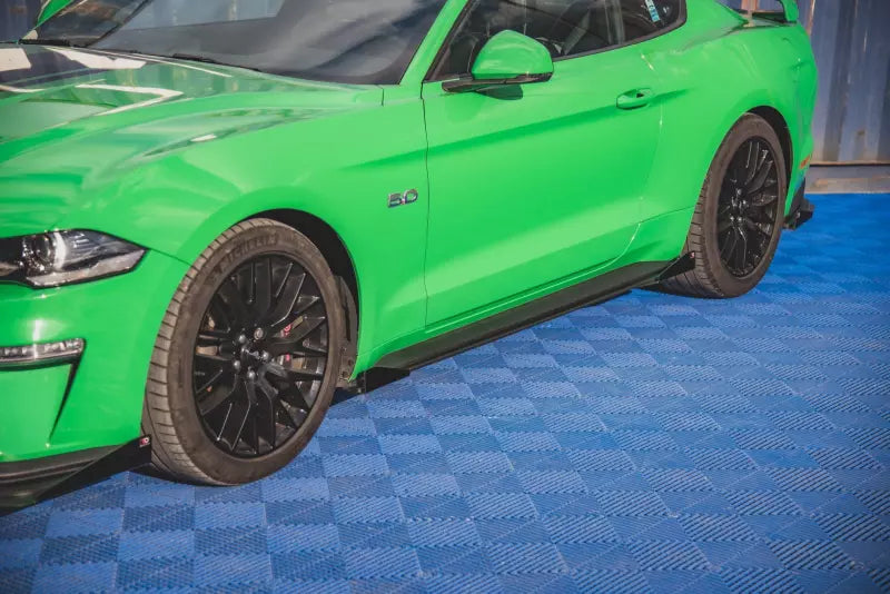Maxton Design Street Pro Seitenschweller (Paar) für Ford Mustang GT Mk6 Facelift matt schwarz mit Hochglanz Flaps – Ansicht 1