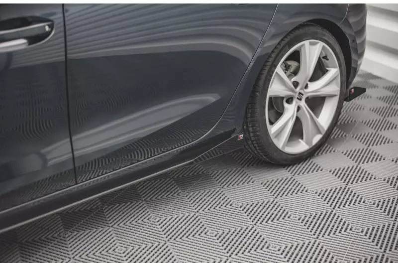 Maxton Design Street Pro Schweller Flaps für Seat Leon 4 (Typ KL) FR Hochglanz schwarz – Ansicht 1