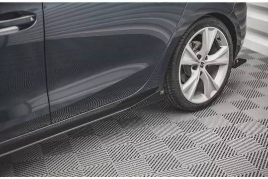 Maxton Design Street Pro Schweller Flaps für Seat Leon 4 (Typ KL) FR Hochglanz schwarz – Ansicht 1