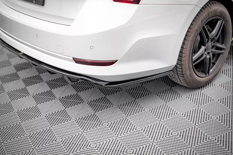 Maxton Design Heckdiffusor DTM Look für Skoda Octavia Mk4 Hochglanz schwarz – Ansicht 3