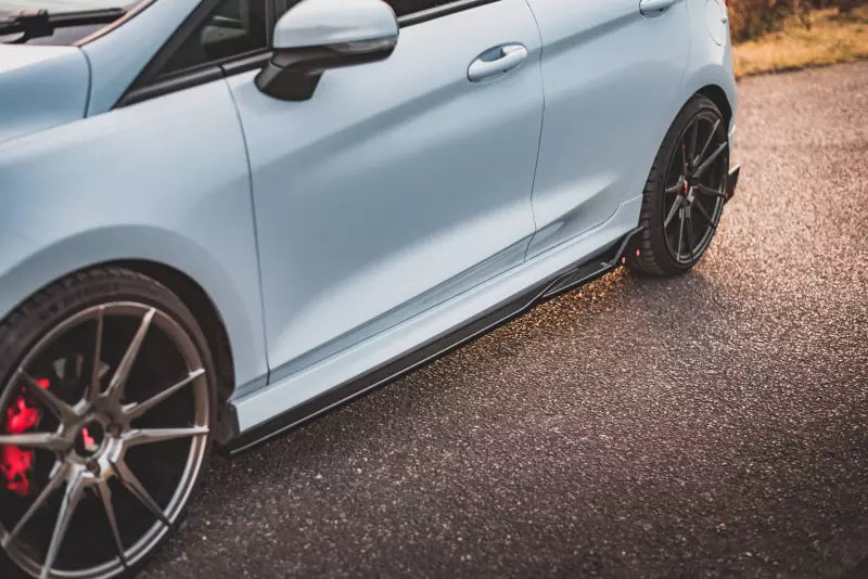 Maxton Design Seitenschweller (Paar) V.2 mit Flaps für Ford Fiesta ST / ST-Line Hochglanz schwarz – Ansicht 1