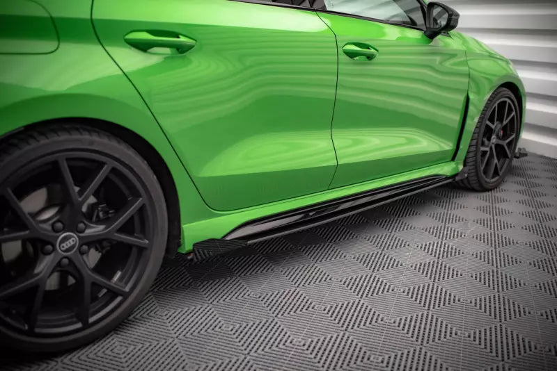 Maxton Design Street Pro Seitenschweller (Paar) für Audi RS3 Limousine 8Y matt schwarz mit Hochglanz Flaps – Ansicht 3