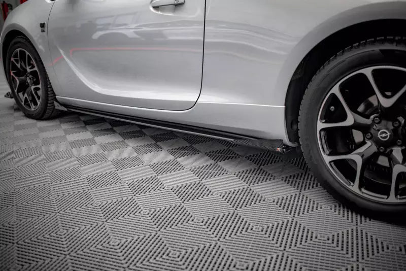 Maxton Design Street Pro Schweller Flaps Opel Astra GTC OPC-Line J Hochglanz schwarz – Ansicht 3