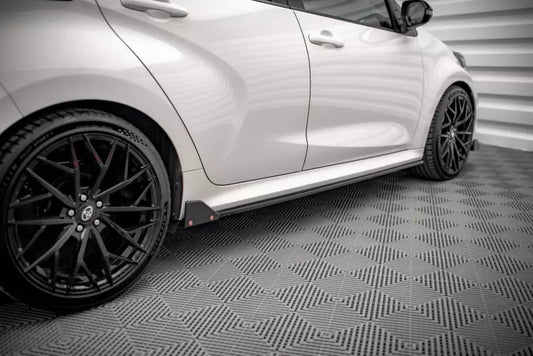 Maxton Design Seitenschweller (Paar) mit Flaps für Toyota Yaris Mk4 Hochglanz schwarz – Ansicht 1