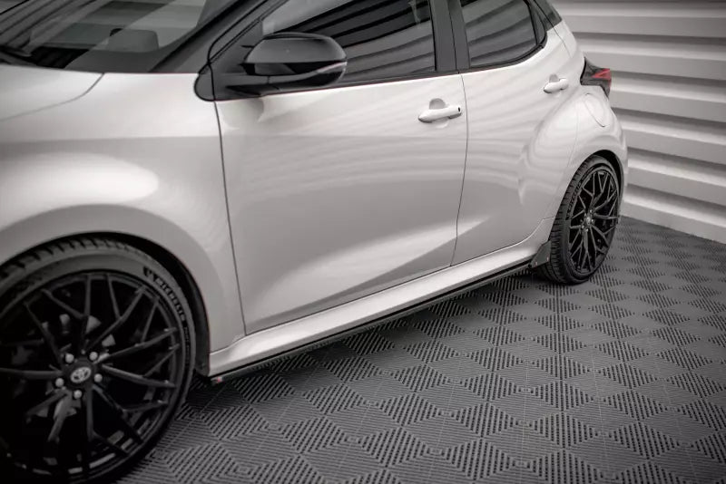 Maxton Design Seitenschweller (Paar) mit Flaps für Toyota Yaris Mk4 Hochglanz schwarz – Ansicht 4