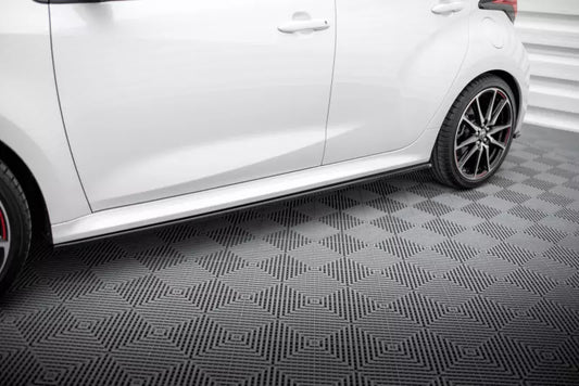 Maxton Design Seitenschweller (Paar) V.2 für Toyota Yaris Mk4 Hochglanz schwarz – Ansicht 1