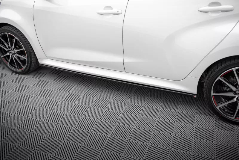 Maxton Design Seitenschweller (Paar) V.2 für Toyota Yaris Mk4 Hochglanz schwarz – Ansicht 3
