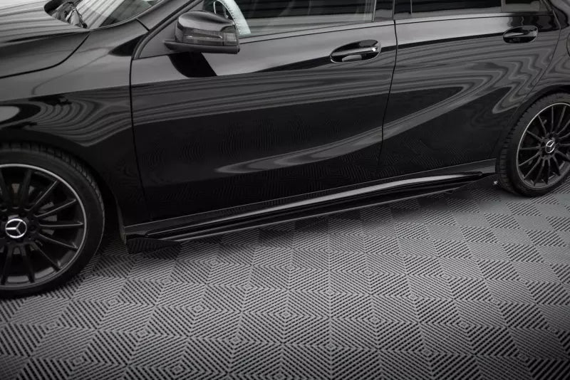 Maxton Design Street Pro Seitenschweller (Paar) für Mercedes A AMG-Line W176 Facelift Hochglanz schwarz matt schwarz mit Hochglanz Flaps – Ansicht 1