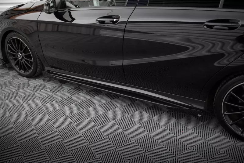 Maxton Design Street Pro Seitenschweller (Paar) für Mercedes A AMG-Line W176 Facelift Hochglanz schwarz matt schwarz mit Hochglanz Flaps – Ansicht 3