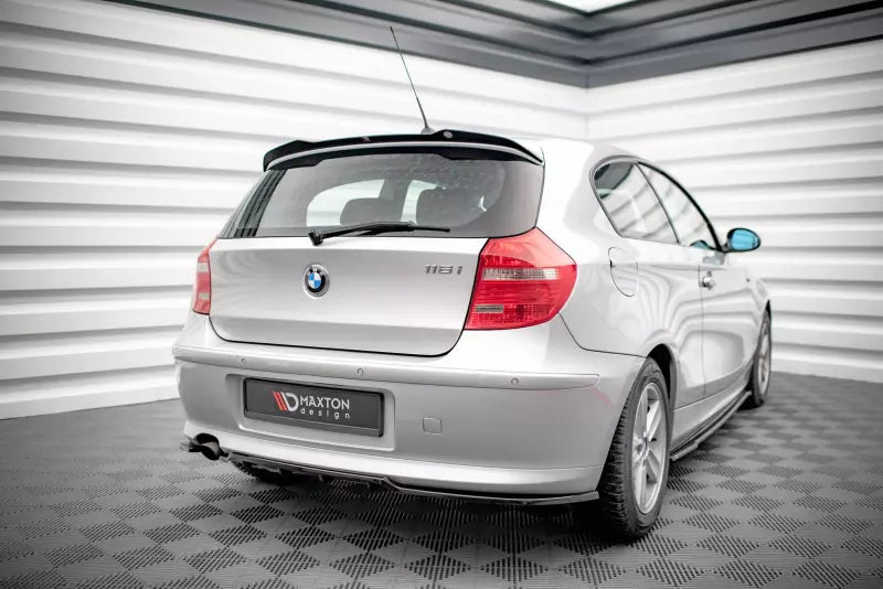 Maxton Design mittlerer Heckdiffusor DTM Look für BMW 1er E81 Facelift Hochglanz schwarz – Ansicht 1