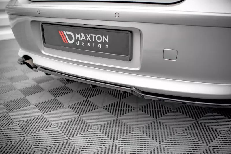 Maxton Design mittlerer Heckdiffusor DTM Look für BMW 1er E81 Facelift Hochglanz schwarz – Ansicht 2