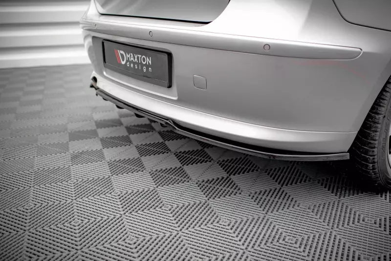 Maxton Design mittlerer Heckdiffusor DTM Look für BMW 1er E81 Facelift Hochglanz schwarz – Ansicht 3