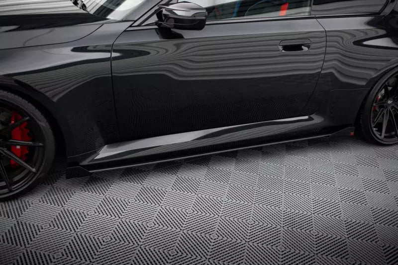 Maxton Design Street Pro Seitenschweller (Paar) für BMW M2 G87 Schwarz mit Hochglanz Flaps – Ansicht 1