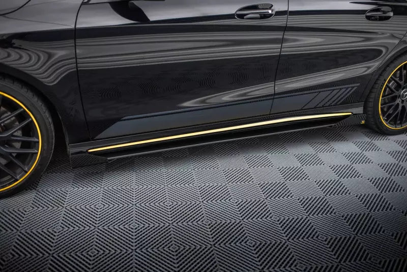 Maxton Design Street Pro Seitenschweller (Paar) für Mercedes-AMG CLA 45 C117 Facelift Schwarz mit Hochglanz Flaps – Ansicht 1