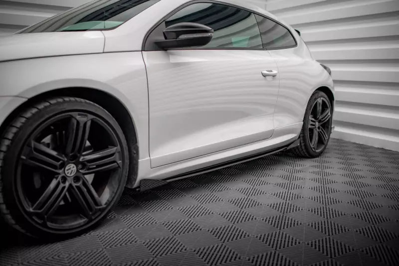 Maxton Design Street Pro Seitenschweller (Paar) V.2 für VW Scirocco R Mk3 Schwarz mit Hochglanz Flaps – Ansicht 1