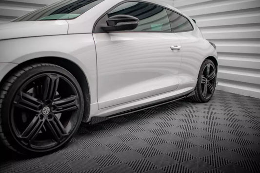 Maxton Design Street Pro Seitenschweller (Paar) V.2 für VW Scirocco R Mk3 Schwarz mit Hochglanz Flaps – Ansicht 1