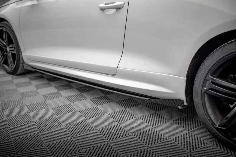 Maxton Design Street Pro Seitenschweller (Paar) V.2 für VW Scirocco R Mk3 Schwarz mit Hochglanz Flaps – Ansicht 3