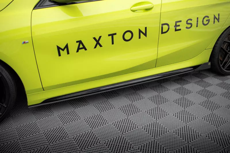 Maxton Design Street Pro Seitenschweller (Paar) für BMW 1er F40 M-Paket / M135i Schwarz mit Hochglanz Flaps – Ansicht 1