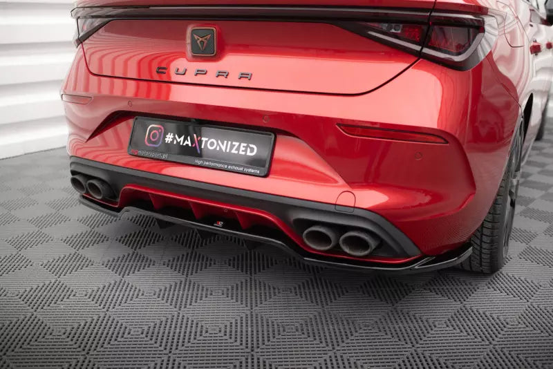 Maxton Design mittlerer Heckdiffusor DTM Look für Cupra Leon Hatchback Mk1 Hochglanz schwarz – Ansicht 1