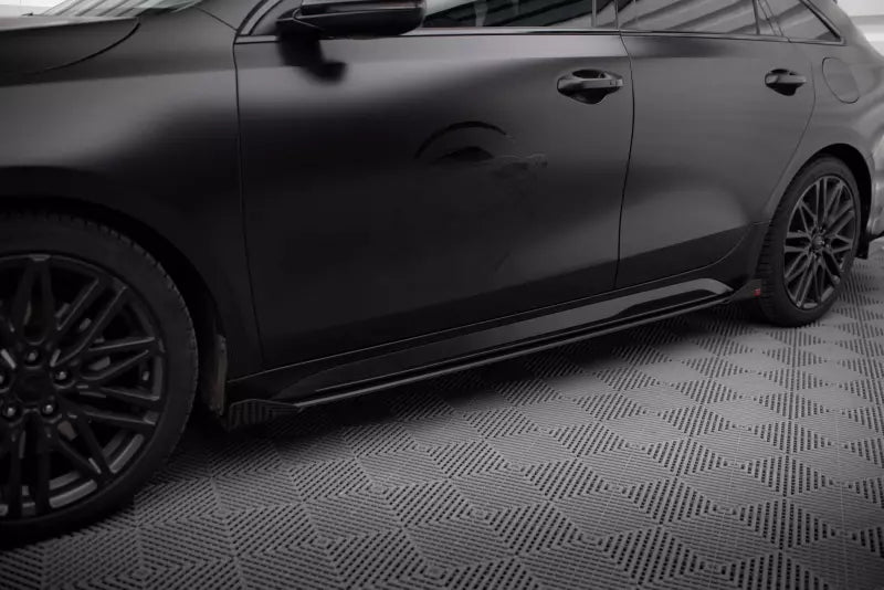 Maxton Design Street Pro Seitenschweller (Paar) für Kia Proceed GT Mk1 Facelift Schwarz mit Hochglanz Flaps – Ansicht 1
