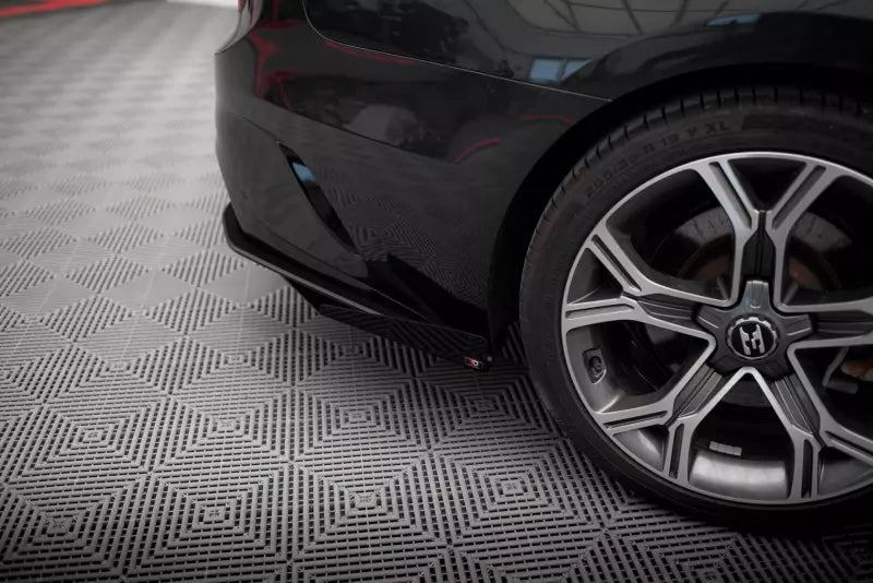Maxton Design Hintere Seiten Flaps Kia Stinger GT-Line Mk1 Hochglanz schwarz – Ansicht 2