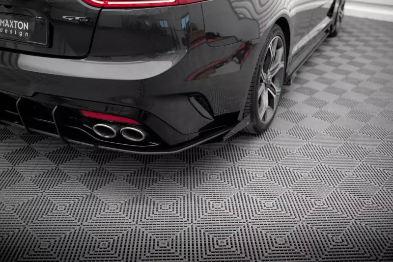 Maxton Design Hintere Seiten Flaps Kia Stinger GT-Line Mk1 Hochglanz schwarz – Ansicht 3