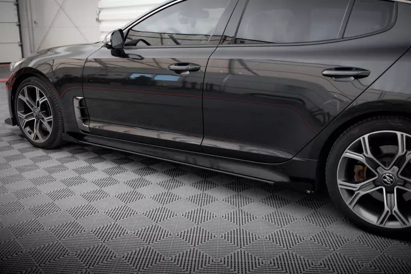 Maxton Design Street Pro Seitenschweller (Paar) für Kia Stinger GT / GT-Line Mk1 Schwarz mit Hochglanz Flaps – Ansicht 4
