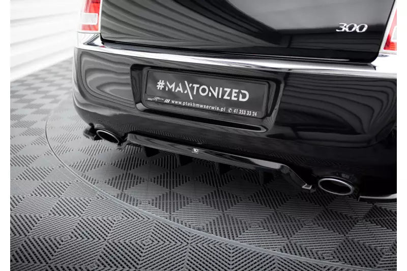 Maxton Design mittlerer Heckdiffusor DTM Look für Chrysler 300 Mk2 Hochglanz schwarz – Ansicht 1