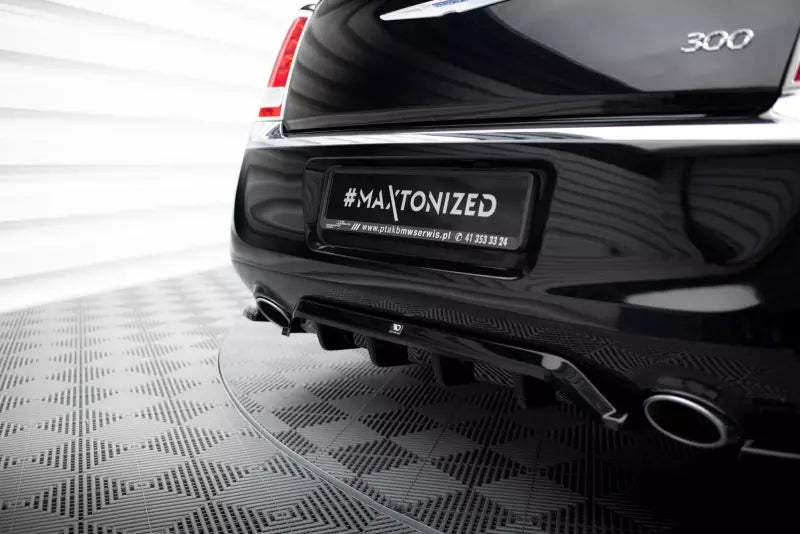 Maxton Design mittlerer Heckdiffusor DTM Look für Chrysler 300 Mk2 Hochglanz schwarz – Ansicht 3