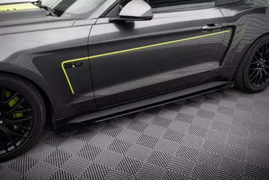Maxton Design Street Pro Seitenschweller (Paar) für Ford Mustang GT Mk6 Schwarz matt mit Hochglanz Flaps – Ansicht 1