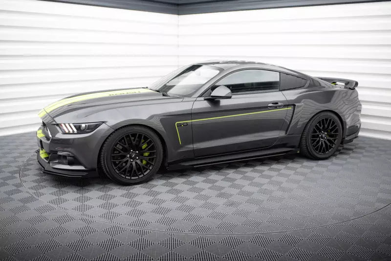 Maxton Design Street Pro Seitenschweller (Paar) für Ford Mustang GT Mk6 Schwarz matt mit Hochglanz Flaps – Ansicht 2