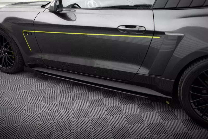 Maxton Design Street Pro Seitenschweller (Paar) für Ford Mustang GT Mk6 Schwarz matt mit Hochglanz Flaps – Ansicht 3