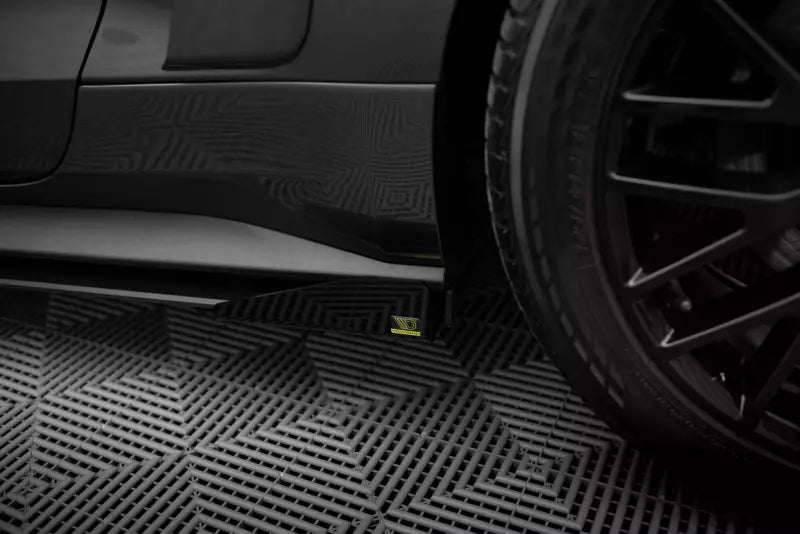 Maxton Design Street Pro Seitenschweller (Paar) für Ford Mustang GT Mk6 Schwarz matt mit Hochglanz Flaps – Ansicht 4