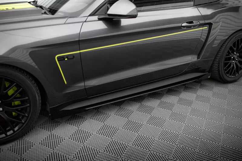 Maxton Design Seiten-Flaps für Ford Mustang GT Mk6 Hochglanz schwarz – Ansicht 3