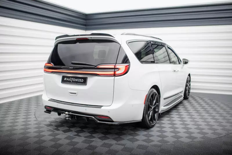 Maxton Design mittlerer Heckdiffusor für Chrysler Pacifica Mk2 Facelift Hochglanz schwarz – Ansicht 2