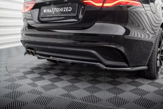Maxton Design mittlerer Heckdiffusor für Jaguar XE X760 Facelift Hochglanz schwarz – Ansicht 1