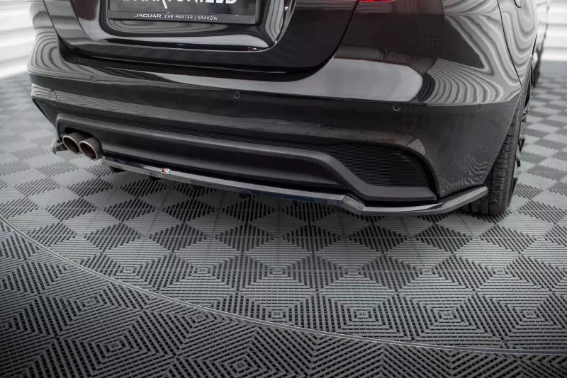 Maxton Design mittlerer Heckdiffusor für Jaguar XE X760 Facelift Hochglanz schwarz – Ansicht 3